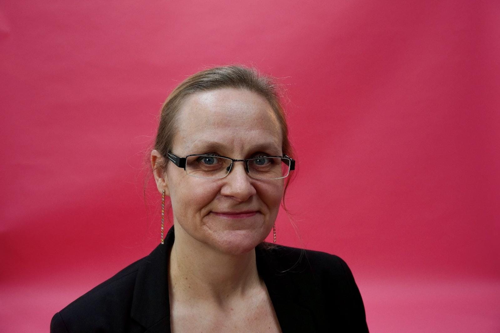 A person wearing glasses and a black jacket
AI-generated content may be incorrect.