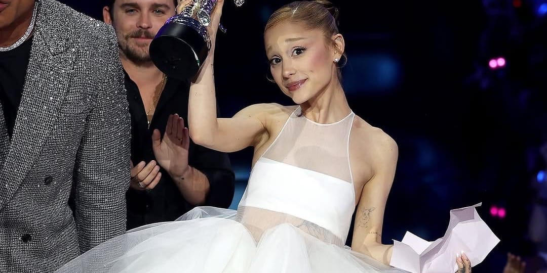 Ariana Grande thanks her "therapist and gay people" during winner's speech at the VMAs