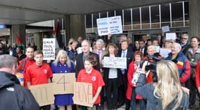 Hove MP’s swimming pool petition makes a splash!