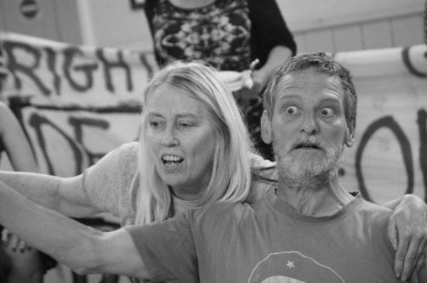 Psychic poet gets message from Oscar Wilde shocker!