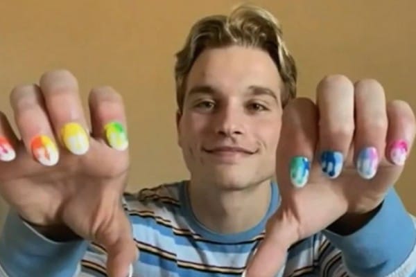 Support for teen suspended for wearing nail polish