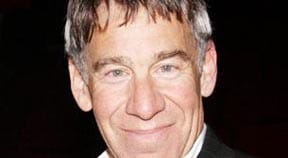 Oscar winner cancels his VISA card