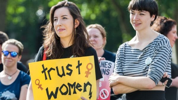 Greens call on Government to enshrine right to abortion in law