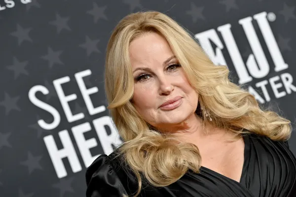 Gays? They’re a “superior group of people”, says Jennifer Coolidge