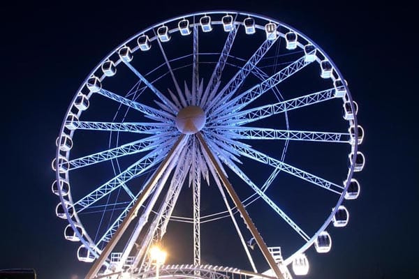 Brighton Wheel lights up for ME