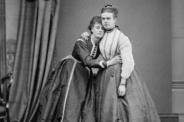 PREVIEW: Outdoor performances of Fanny and Stella