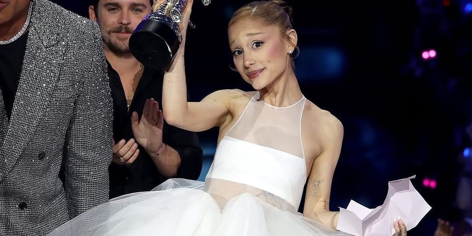 Ariana Grande thanks her "therapist and gay people" during winner's speech at the VMAs