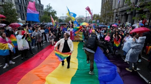 Right-wing groups clash with Serbian police at Belgrade Pride march