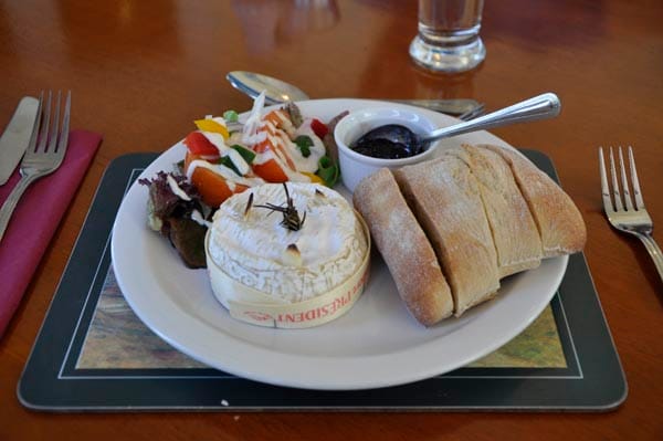 Baked camembert with red currant